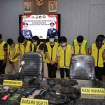 11 tersangka yang terlibat dalam jaringan narkoba di Jalan Kunti, Surabaya.