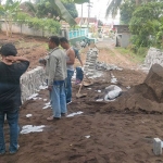 Petugas dari Perumda Tirta Kanjuruhan unit Lawang saat memperbaiki akses menuju  Sumber Mlaten di Desa Kalirejo.
