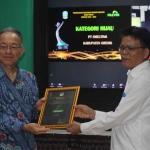 President Director PT Smelting, Hideya Sato, ketika menerima sertifikat Proper Hijau dari Kepala DLH Jatim, Jempin Marbun. Foto: Ist