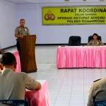 PERSIAPAN – Kapolres Bondowoso AKBP M Sabilul Alif memimpin rapat koordinasi (rakor) persiapan Operasi Ketupat Semeru 2014, Rabu (16/7/2014). foto sugiyanto/BangsaOnline