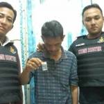 Tersangka sabu yang tertangkap Polsek Gayungan Surabaya. foto: eko suyono/ BANGSAONLINE