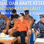 Pj Gubernur Jatim, Adhy Karyono, saat menghadiri bakti sosial yang digelar TNI AL untuk warga Bawean, Gresik. 