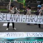 Aksi mahasiswa pendukung kelestarian alam di depan kantor Pemkot Mojokerto. (Yudi Eko Purnomo/BANGSAONLINE)