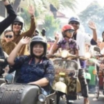 Pj Wali Kota Kediri, Zanariah, saat ikut naik vespa di peringatan Hari Kartini pada April lalu. Foto: Ist