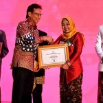 Wali Kota Mojokerto, Ika Puspitasari, saat menerima penghargaan.