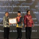 Wakil Wali Kota Pasuruan, Adi Wibowo, saat menerima penghargaan Meritrokrasi dari KASN.