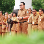 Pj Gubernur Jatim, Adhy Karyono saat memimpin apel di halaman sekretariat Provinsi Jawa Timur