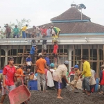 Tampak antusiasme warga yang tumpah ruah dalam membangun masjid utama di Dusun Ngares.