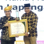 Mendes PDTT, Abdul Halim Iskandar, saat menyerahkan penghargaan ke ExxonMobil Cepu Limited.