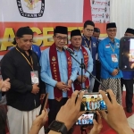 Bakal Calon Bupati Pamekasan KH. Kholilurrahman bersama Sukriyanto saat konferensi pers usai menyerahkan berkas pendaftaran ke kantor KPU.