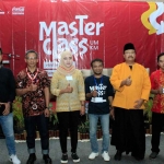 Wali Kota Pasuruan, Saifullah Yusuf, saat foto bersama para pelaku UMKM. 