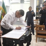 Wali Kota Kediri, Abdullah Abu Bakar, saat menandatangani naskah perjanjian hibah dan berita acara serah terima hibah. Foto: Ist