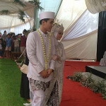 Pengantin baru Dzul Azmi Al-Mutawakkil Alallah (Gus Azmi) dan Siti Hanriyanti (Ning Riri) saat walimah pernikahannya di Haurgeulis, Indramayu, Jawa Barat, Sabtu (3/12/2022). Foto: MMA/BANGSAONLINE.com 