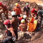 Petugas saat mengevakuasi korban yang tertimbun longsor di Desa Bumirejo, Kecamatan Kesamben, Kabupaten Blitar.