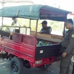 Petugas mengamankan empat kendaraan roda 3 milik pedagang buah.