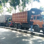  Truk trailer saat hendak dievakuasi. foto: RONY S/ BANGSAONLINE