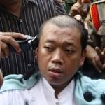 Nusron Wahid secara aktraktif mencukur gundul rambutnya ketika pasangan Capres-cawapres Jokowi-JK menang. Sikap mendukung Jokowi ini yang kemudian berujung pada pemecatan dirinya dari Golkar. Foto: posmetrobatam.com 