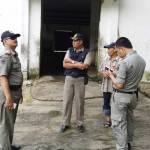 Kabid Penegakan Perda Satpol PP bersama Kasi Trantib dan Perlindungan Masyarakat saat dialog dengan warga terkait bau busuk dari RPH Ketanon.