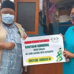 Yusuf Hidayat, Ketua NU Care LAZISNU Kota Surabaya menyerahkan bantuan rombong usaha secara simbolis kepada para UMKM binaan di Jalan Hang Tuah Kota Surabaya, Jumat (30/7/2021). (foto: ist)