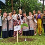 Forkompinda Kabupaten Tulungagung bersama rombongan Miss Universe Switzerland setelah menanam pohon langka di taman Pendopo Kongas Arum Kusumaning Bongso, Selasa (22/11/2022).
