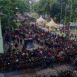 Antrian pintu masuk Stadion Gelora Bung Tomo saat pertandingan Persebaya Vs Persija, Minggu (19/6/2023). Foto: Ist.