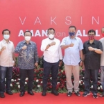 Program vaksinasi tahap kedua untuk kalangan wartawan dan pekerja media digelar di Gedung Bina Loka Kantor Pemprov Jatim, Jalan Pahlawan, Surabaya, Sabtu (27/2).