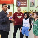 Wali Kota Kediri, Abdullah Abu Bakar, saat membuka turnamen basket tingkat SD. Foto: Ist