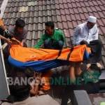 Jenazah korban saat dievakuasi. foto: rony suhartomo/ BANGSAONLINE