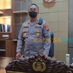 Kapolres Sampang, AKBP Arman, saat ditemui di ruang kerjanya. Foto: MUTAMMIM/BANGSAONLINE