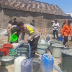 Anggota Polsek Pitu saat melakukan pendistribusian air bersih kepada masyarakat di  RT 1 dan RT 2 RW 2, Dusun Selang, Desa Papungan, Kecamatan Pitu.