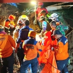 Evakuasi korban longsor di Desa Bumirejo, Kecamatan Kesamben, Kabupaten Blitar.