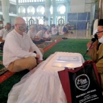 Stevenn Adam Bachmeyer saat mengikrarkan dua kalimat syahadat di Masjid Nasional Al Akbar Surabaya, Jumat (9/9/2022). Foto: mma/bangsaonline.com
