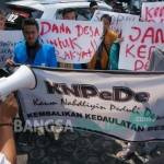 Para aktivis saat orasi di depan kantor DPRD Jombang, Selasa (18/8). foto: RONY S/ BANGSAONLINE