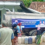 Bantuan dari pasangan bakal calon bupati dan wakil bupati di Bangkalan, Lukman Hakim-Fauzan Jakfar ke wilayah terdampak kekeringan.