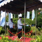 Kaper BKKBN Provinsi Jawa Timur, Drs. Sukaryo Teguh Santoso, M.Pd., saat menjadi Inspektur Upacara Harganas ke-27 yang digelar di Lapangan Kantor Perwakilan BKKBN Jatim, Senin (29/6/2020). (foto: ist).