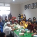 Warga Desa Bulusari serta perwakilan dari beberapa kepala dusun saat mendatangi Kantor Dinas Lingkungan Hidup Kabupaten Pasuruan.