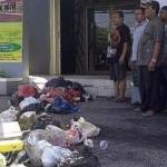 KESAL - Tumpukan sampah kiriman warga di depan kantor pemasaran perumahan BJE Jabon Mojoanyar, kemarin. (gunadhi/BANGSAONLINE)