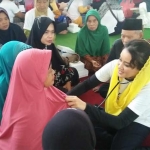 Dokter Dewi saat memeriksa kesehatan warga. foto: RONY/ BANGSAONLINE