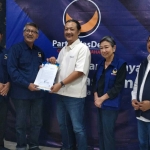 Deny Widyanarko saat menerima surat rekomendasi dari Ketua Badan Pemenangan Pemilu (Bappilu) DPW Partai Nasdem Jawa Timur, Suhandoyo, Kamis (6/6/2024).