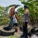 Petugas saat menunjukkan lokasi tenggelamnya seorang lansia di Desa Seketi, Kecamatan Balongbendo, Sidoarjo.