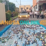Pemusnahan barang bukti yang berlangsung di Mapolres Probolinggo Kota. Foto: SUGIANTO/BANGSAONLINE
