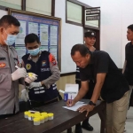 Tes urine untuk personel Polres Probolinggo Kota dikawal propam dan satarkoba.
