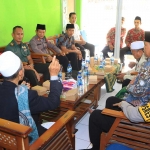 Kapolres Ngawi saat berdialog dengan para tokoh masyarakat di Dusun Plampohan II Desa/Kecamatan Geneng, Ngawi.