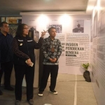 
Pj Wali Kota Kediri Zanariah saat melihat-lihat di Exhibition Museum. (Ist). 