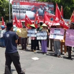 Puluhan aktivis yang tergabung dalam Komite Rakyat Pemberantas Korupsi (KRPK) menggelar aksi damai di perempatan Lovi Kota Blitar, Senin (26/2) siang.