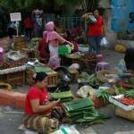 Pedagang pasar tradisional Kota Gresik yang membuka lapaknya di pinggir jalan. foto: syuhud/ BANGSAONLINE