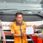 Sopir bus Harapan Jaya saat menerima surat tilang dari Satlantas Polres Tulungagung. 