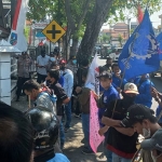 Puluhan buruh saat demo di depan DPRD Jombang.