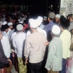 Masyarakat saat berbondong-bondong mengikuti doa tahlil H7 Ra Lilur.