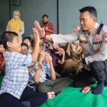 Kapolres Madiun, AKBP Anton Prasetyo bercengkrama dengan anak-anak panti asuhan Bananul Amanah. Foto : dok. Humas Polres Madiun 